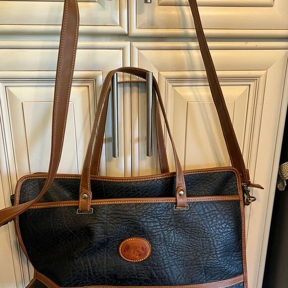 Vintage International All Weatherwear Tan Leather Zippered Handbag. - Picture 10 of 11